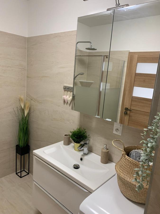 Cozy 2-Bedroom Vacation Apartment With Entire Top Floor Gaj  Екстериор снимка