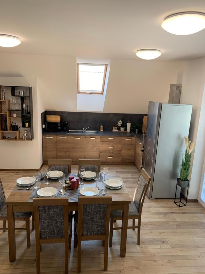 Cozy 2-Bedroom Vacation Apartment With Entire Top Floor Gaj  Екстериор снимка