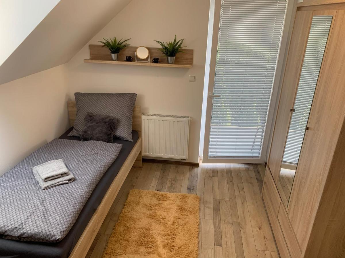 Cozy 2-Bedroom Vacation Apartment With Entire Top Floor Gaj  Екстериор снимка