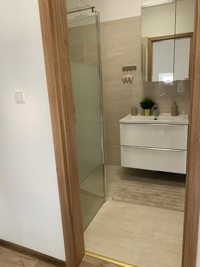 Cozy 2-Bedroom Vacation Apartment With Entire Top Floor Gaj  Екстериор снимка