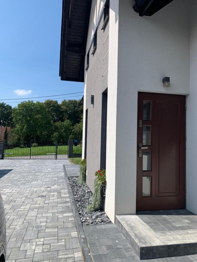 Cozy 2-Bedroom Vacation Apartment With Entire Top Floor Gaj  Екстериор снимка
