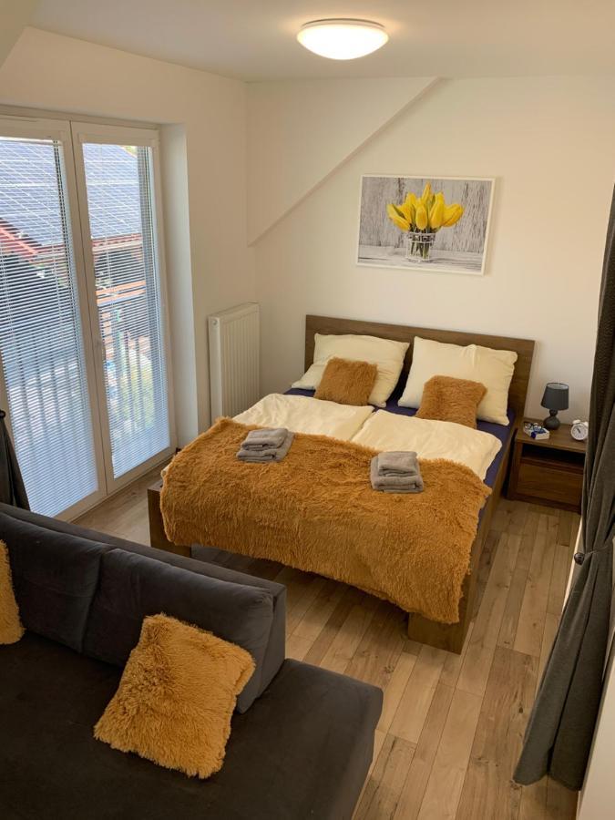Cozy 2-Bedroom Vacation Apartment With Entire Top Floor Gaj  Екстериор снимка
